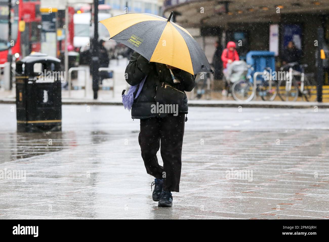 Londra, Regno Unito. 31st Mar, 2023. Un uomo tiene un ombrello per proteggerla dalla pioggia a Londra. Nei prossimi giorni è previsto un clima caldo e asciutto. (Foto di Steve Taylor/SOPA Images/Sipa USA) Credit: Sipa USA/Alamy Live News Foto Stock