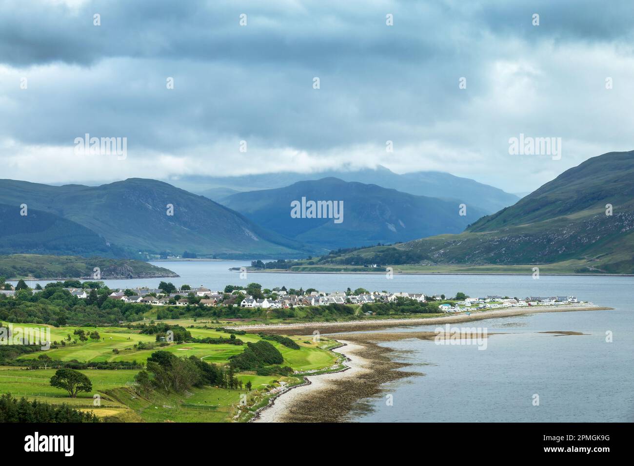 Vista su Loch Broroom e sulla città di Ullapool, Highlands, Scozia, Regno Unito Foto Stock