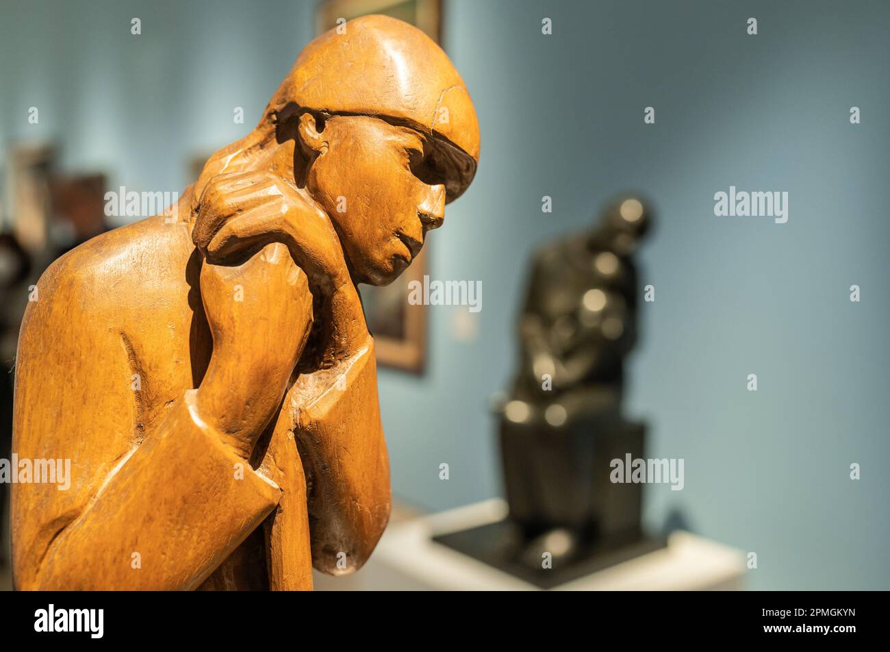 La pastorella ,1928 - scultura lignea dell'artista Carlo Bonomi (1880-1961) in mostra al Museo Mart di Rovereto, Trento Foto Stock