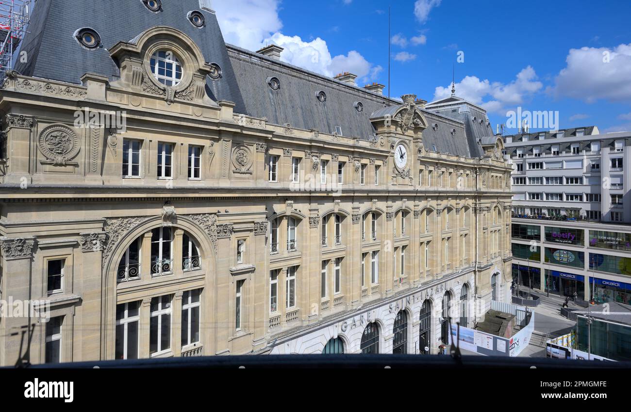 La maestosa facciata anteriore della stazione ferroviaria Gare Saint Lazare (aperta nel 1837), Paris FR Foto Stock