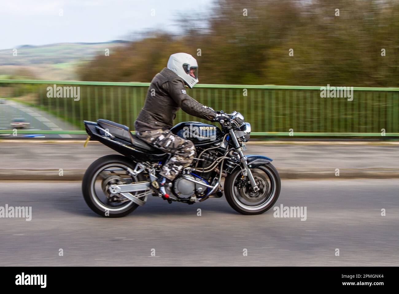 1998 90s SUZUKI GSF 1200 X Inline Four Black vintage moto Sport benzina 1157 cc; attraversando il ponte autostradale M61 a Greater Manchester, Regno Unito Foto Stock