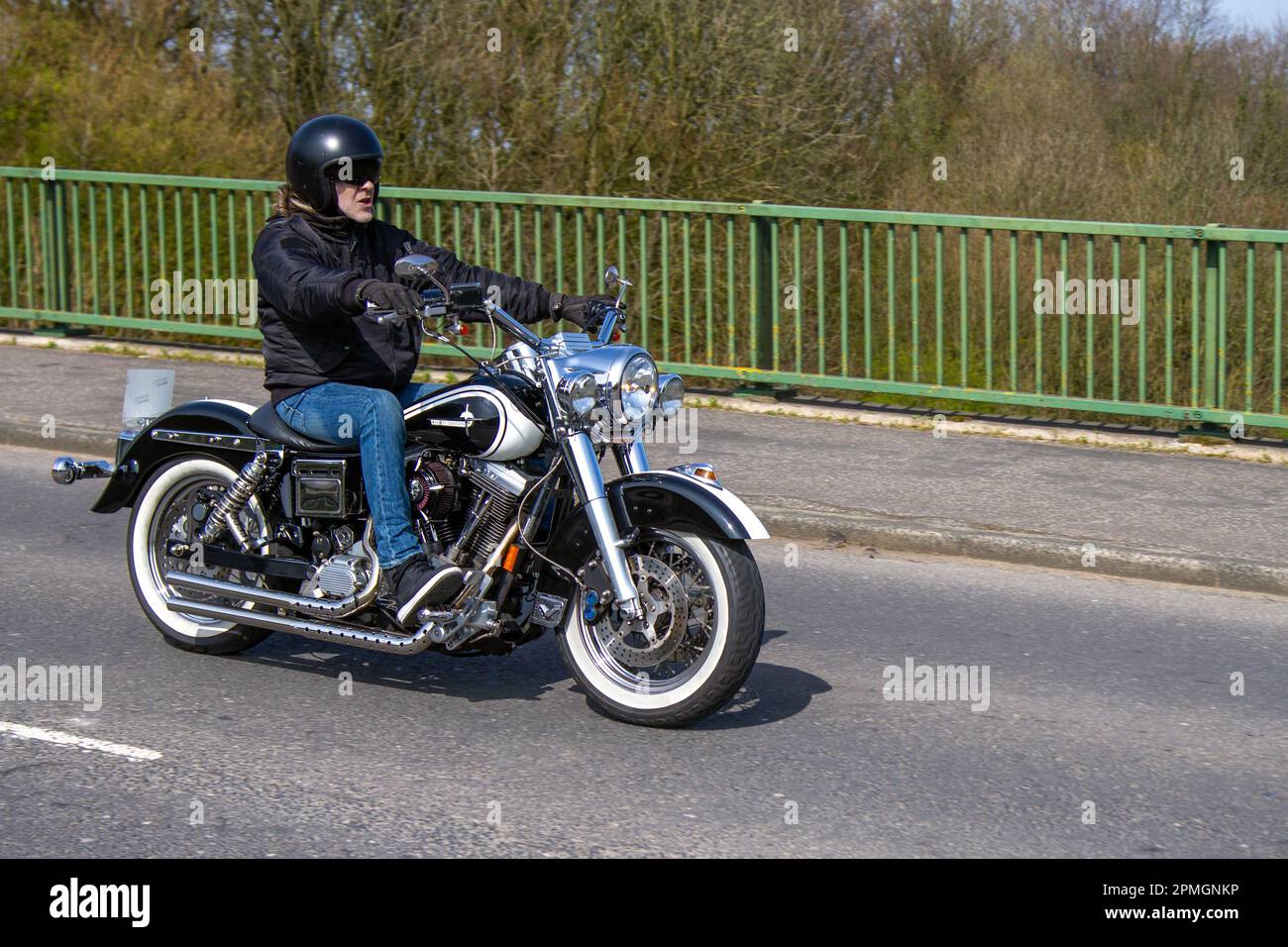 1995 90s anni '90 HARLEY DAVIDSON V Twin Blue Motorcycle Cruiser benzina 1340cc; attraversando il ponte autostradale M61 a Greater Manchester, Regno Unito Foto Stock