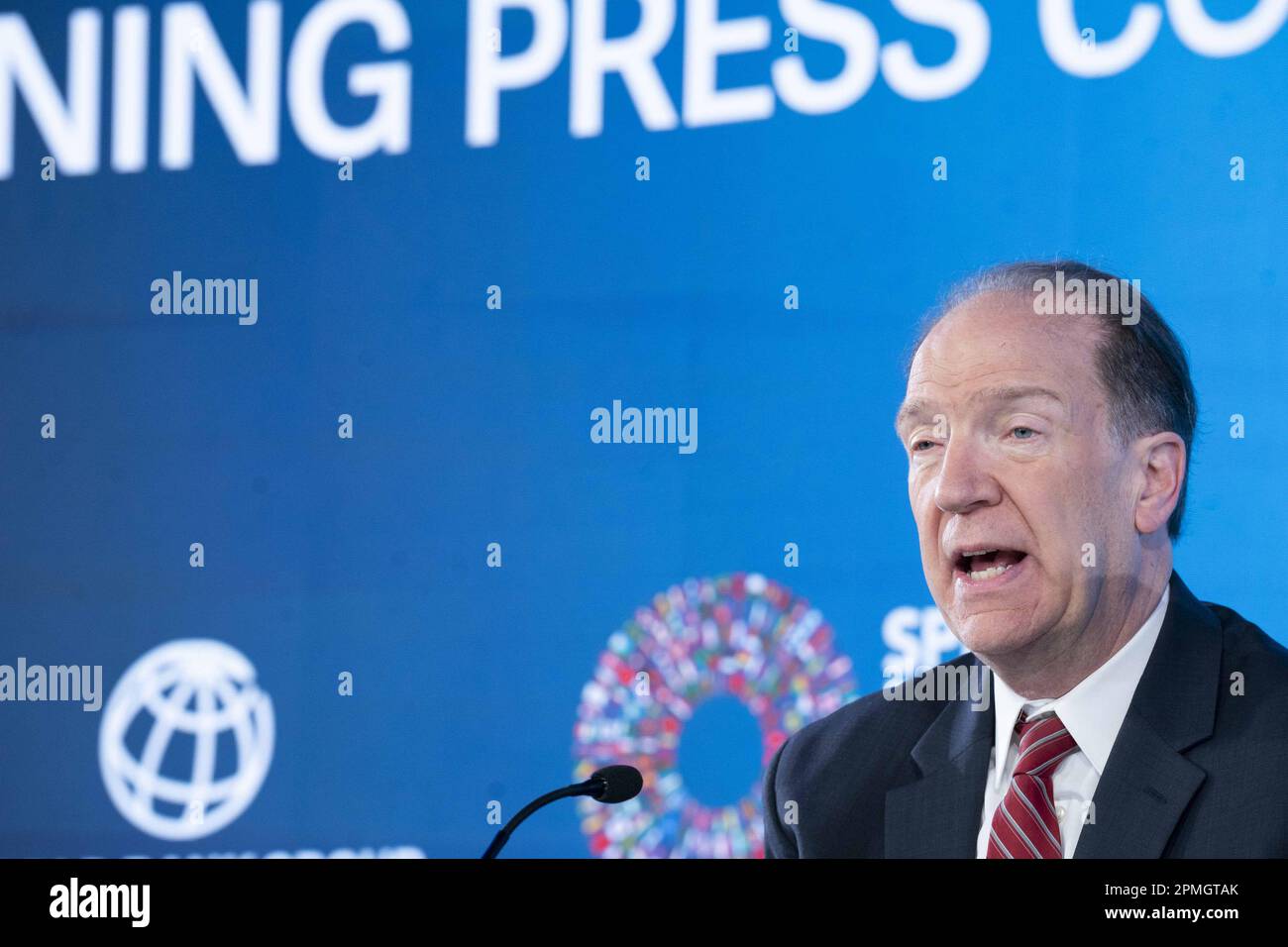 Washington, Stati Uniti. 13th Apr, 2023. Il Presidente della Banca Mondiale David Malpass interviene durante una conferenza stampa durante le riunioni di primavera del Fondo monetario Internazionale e della Banca Mondiale 2023 presso la sede del FMI a Washington, DC giovedì 13 aprile 2023. Foto di Bonnie Cash/UPI Credit: UPI/Alamy Live News Foto Stock