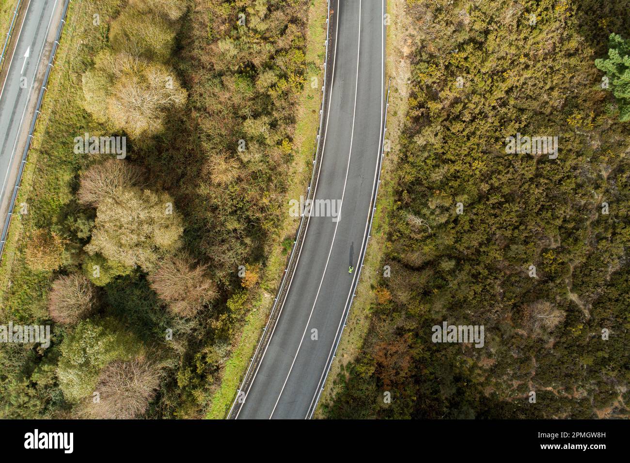 veduta aerea di un ciclista solista in sella ad una strada di montagna Foto Stock