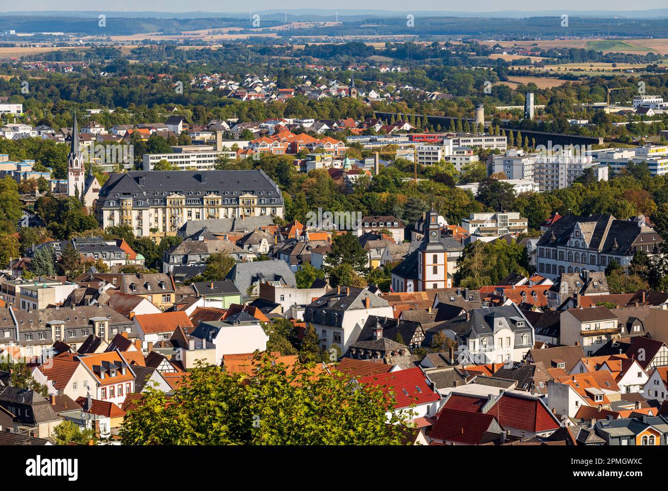 Paesaggio urbano della città termale di Bad Nauheim, Assia, Germania, con la chiesa di San Bonifacio, l'ex Grand Hotel (L), la chiesa di Wilhelm (MID), la torre di laurea (TOP R) Foto Stock