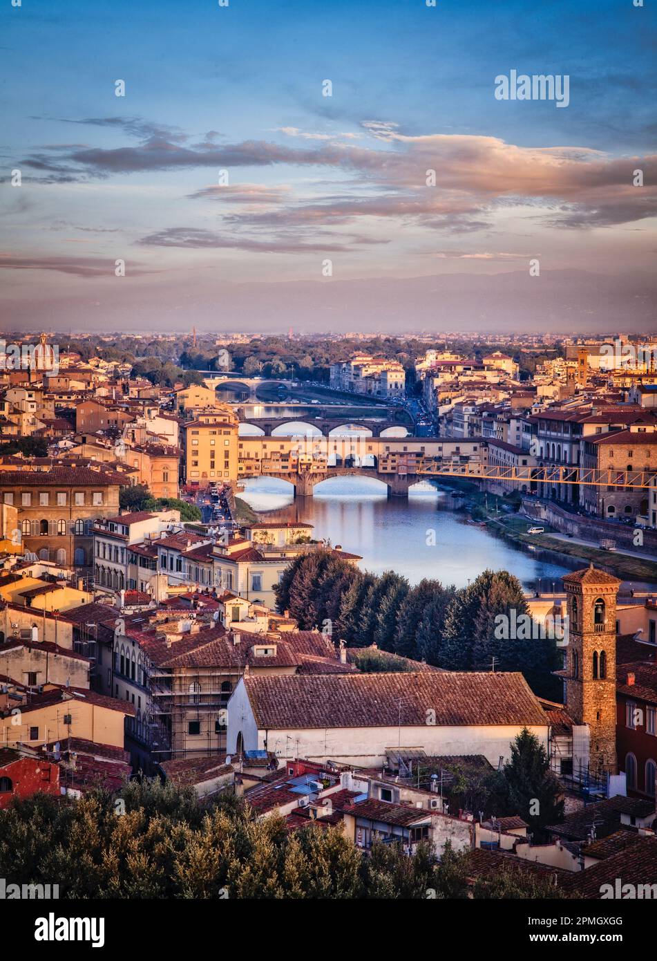 Lo skyline di Firenze e il fiume Arno in Toscana. Foto Stock