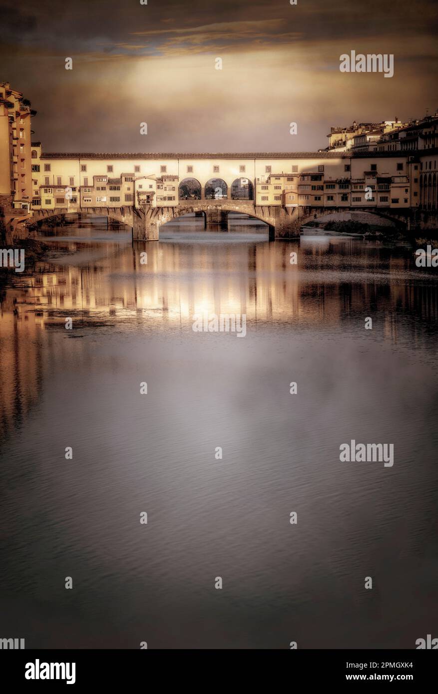 Lo storico Ponte Vecchio attraversa l'Arno a Firenze. Foto Stock