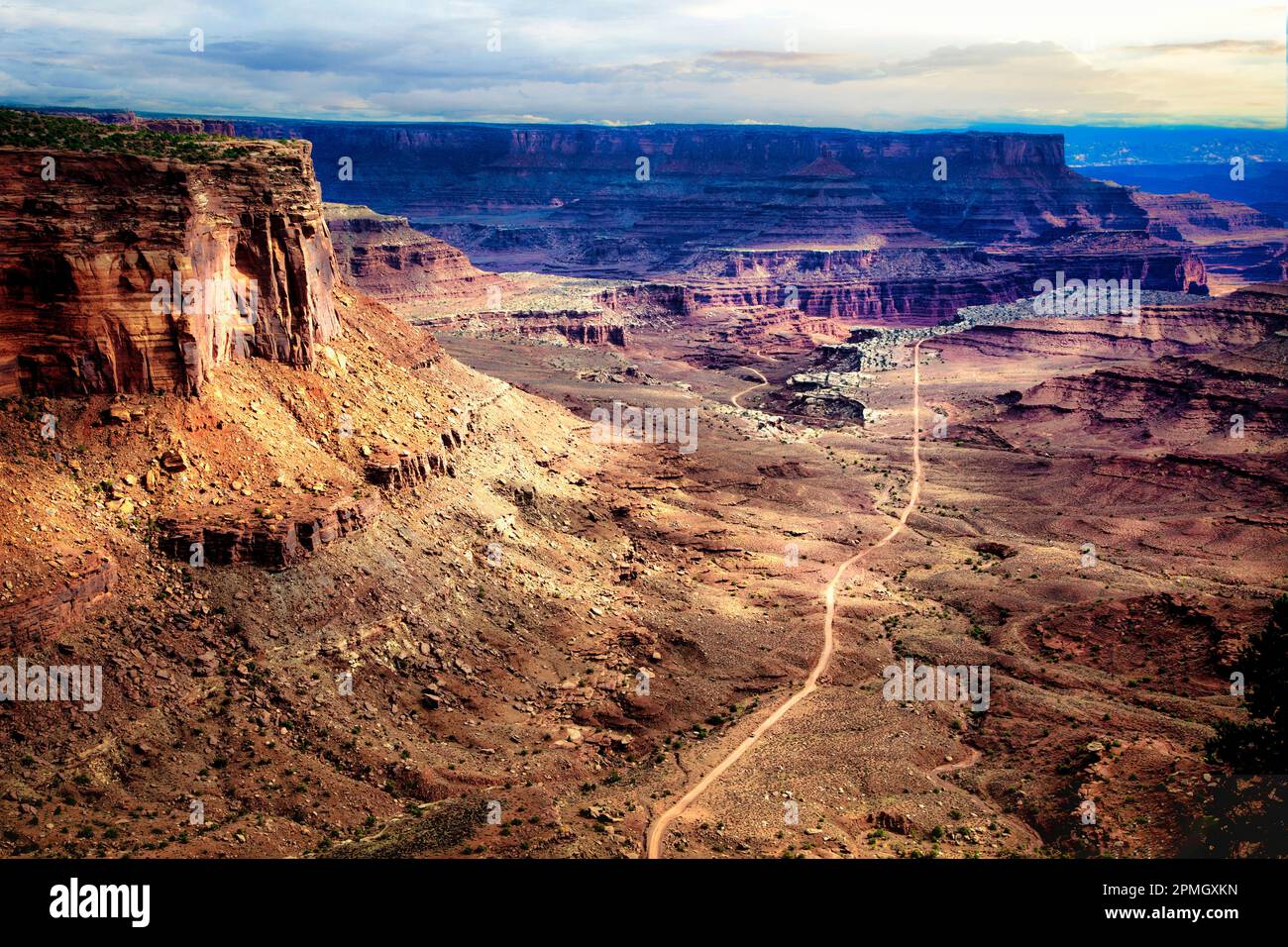 Lo Shafer Canyon Trail si snoda lungo il fondovalle del Canyonlands National Park, Utah. Foto Stock