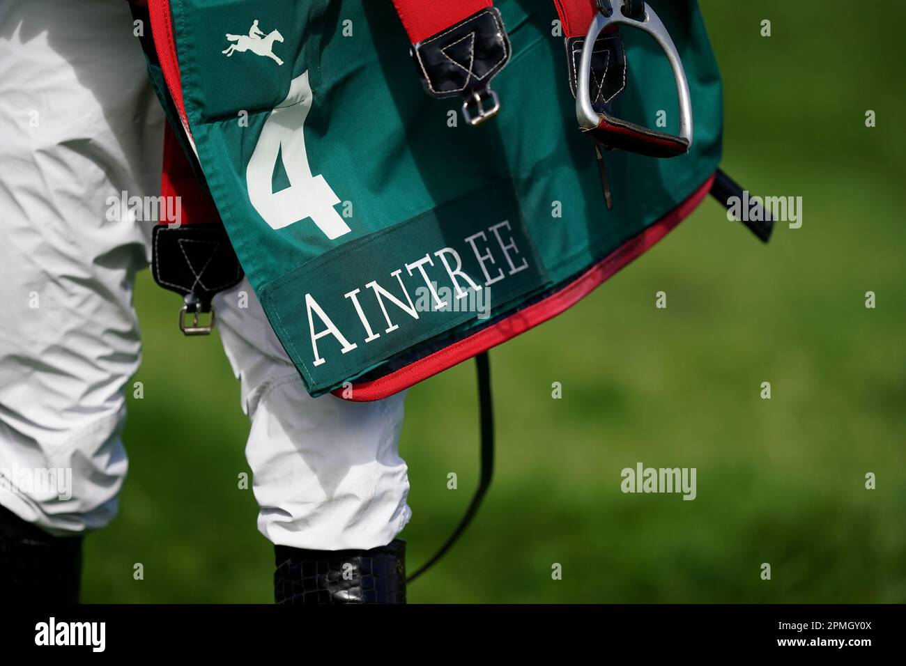 Il primo giorno del Randox Grand National Festival dell'Aintree Racecourse di Liverpool, il jockey porta con sé una sella. Data immagine: Giovedì 13 aprile 2023. Foto Stock
