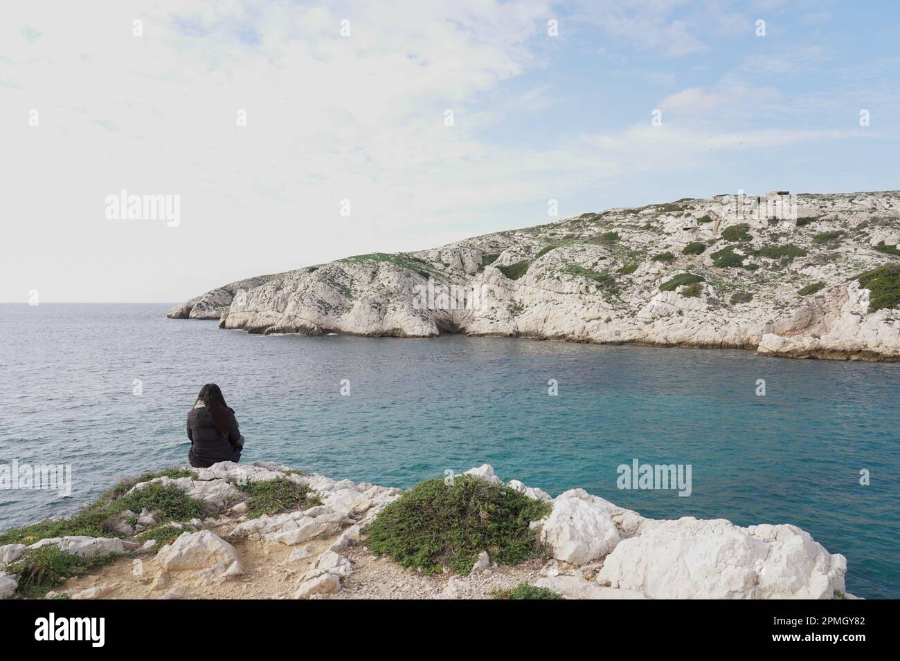 Una giovane donna che si gode la vista pittoresca dell'arcipelago di Frioul vicino a Marsiglia, Francia Foto Stock
