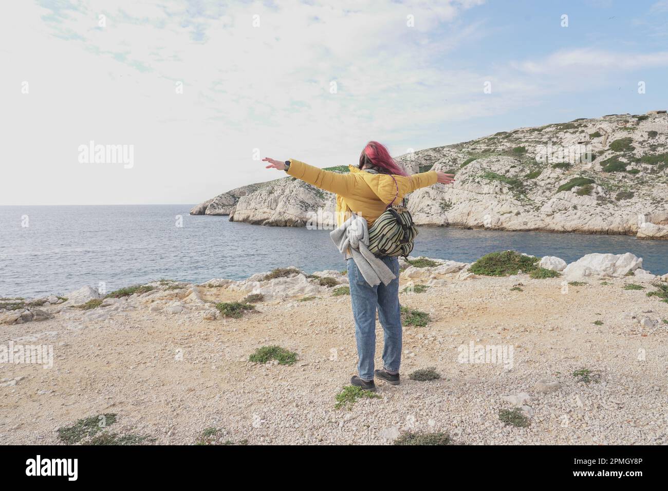 Una giovane donna che si gode la vista pittoresca dell'arcipelago di Frioul vicino a Marsiglia, Francia Foto Stock