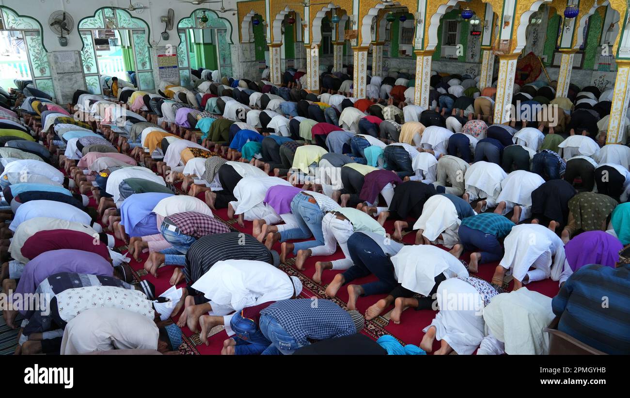 I devoti musulmani indiani offrono 'Zuhr' (pomeriggio) namaz il primo venerdì durante il mese santo di Ramadan, alla Moschea Jama a Beawar. Ramadan, conosciuto anche come Ramzan, Ramazan o Ramzaan, è il mese più santo dell'Islam ed il nono mese del calendario islamico che è celebrato dai musulmani con molto pomp e grandeur. Durante questo periodo, i musulmani si astengono dal mangiare, bere, fumare e pensieri e azioni malvagi dall'alba al tramonto mentre osservano un digiuno tra l'alba e il tramonto e poi lo spezzano con la famiglia e gli amici che si riuniscono e mangiano un pasto chiamato iftar. Credit/Provider: (Foto Foto Stock