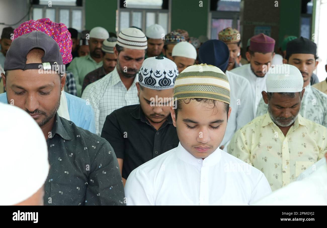 I devoti musulmani indiani offrono 'Zuhr' (pomeriggio) namaz il primo venerdì durante il mese santo di Ramadan, alla Moschea Jama a Beawar. Ramadan, conosciuto anche come Ramzan, Ramazan o Ramzaan, è il mese più santo dell'Islam ed il nono mese del calendario islamico che è celebrato dai musulmani con molto pomp e grandeur. Durante questo periodo, i musulmani si astengono dal mangiare, bere, fumare e pensieri e azioni malvagi dall'alba al tramonto mentre osservano un digiuno tra l'alba e il tramonto e poi lo spezzano con la famiglia e gli amici che si riuniscono e mangiano un pasto chiamato iftar. Credit/Provider: (Foto Foto Stock