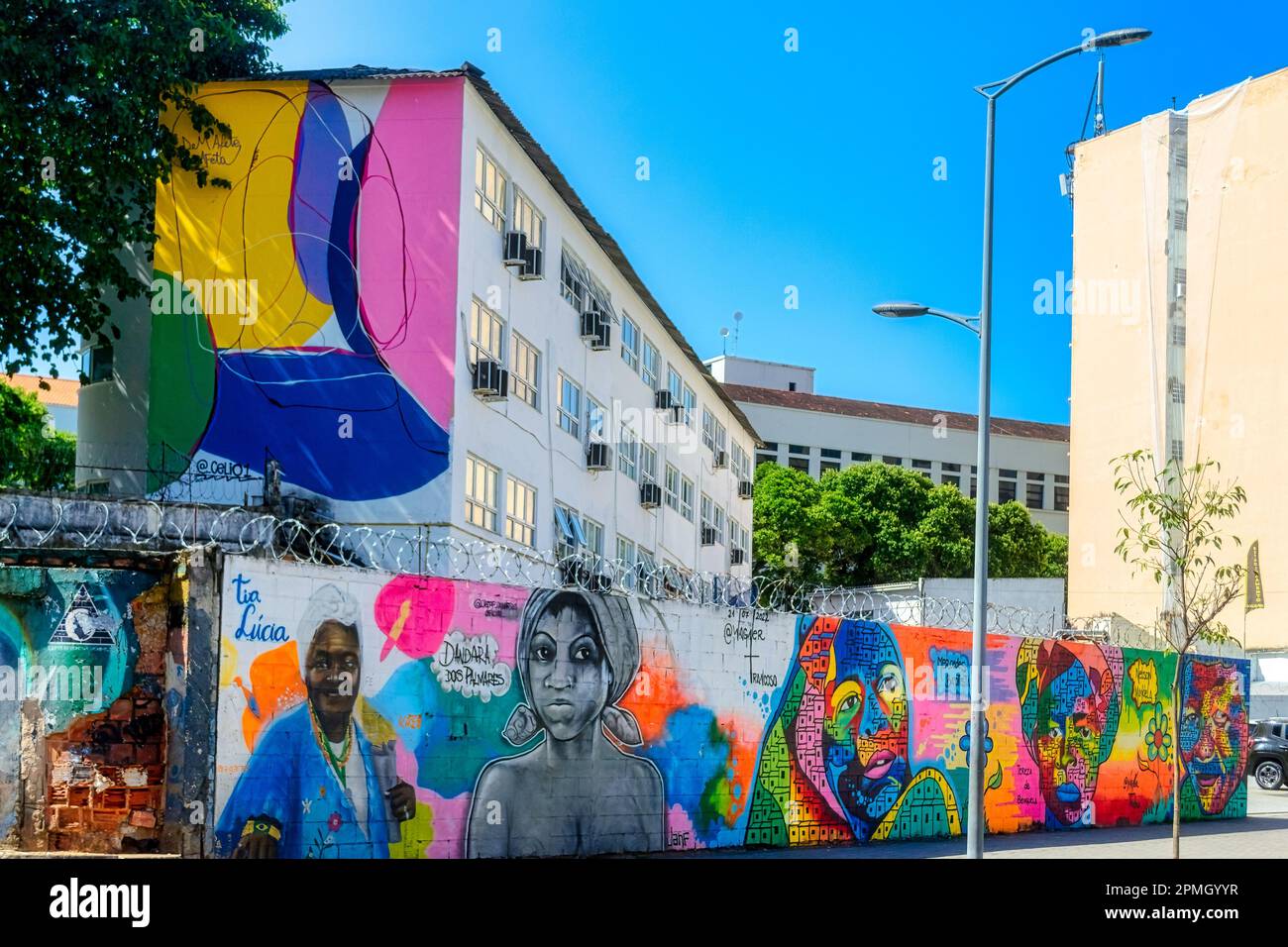 Rio de Janeiro, Brasile - 4 aprile 2023: Colorata arte urbana in un muro di cemento e l'esterno dell'edificio Foto Stock