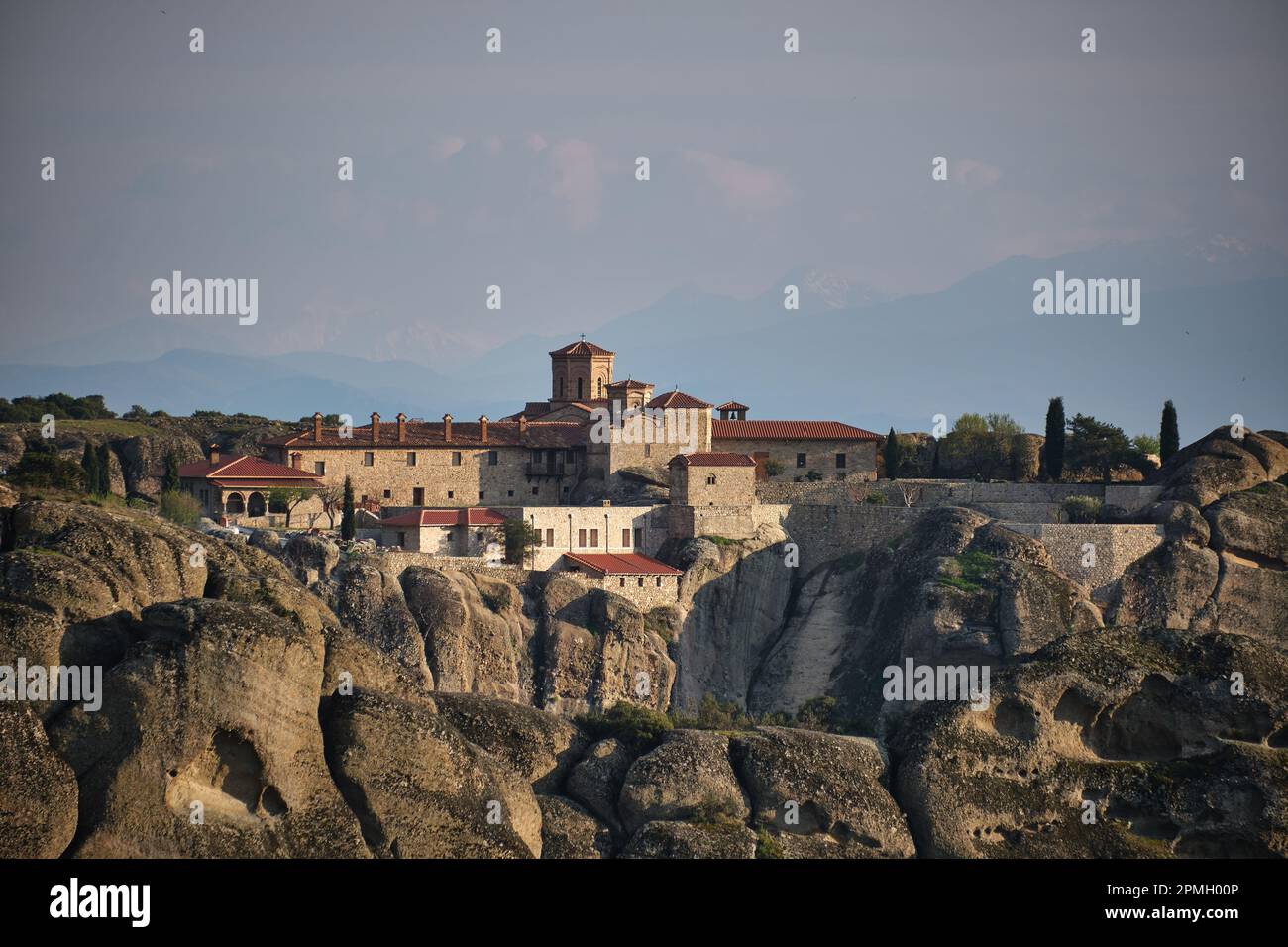 Vista del Monastero Santo di San Stefano, Meteora al tramonto in primavera Foto Stock