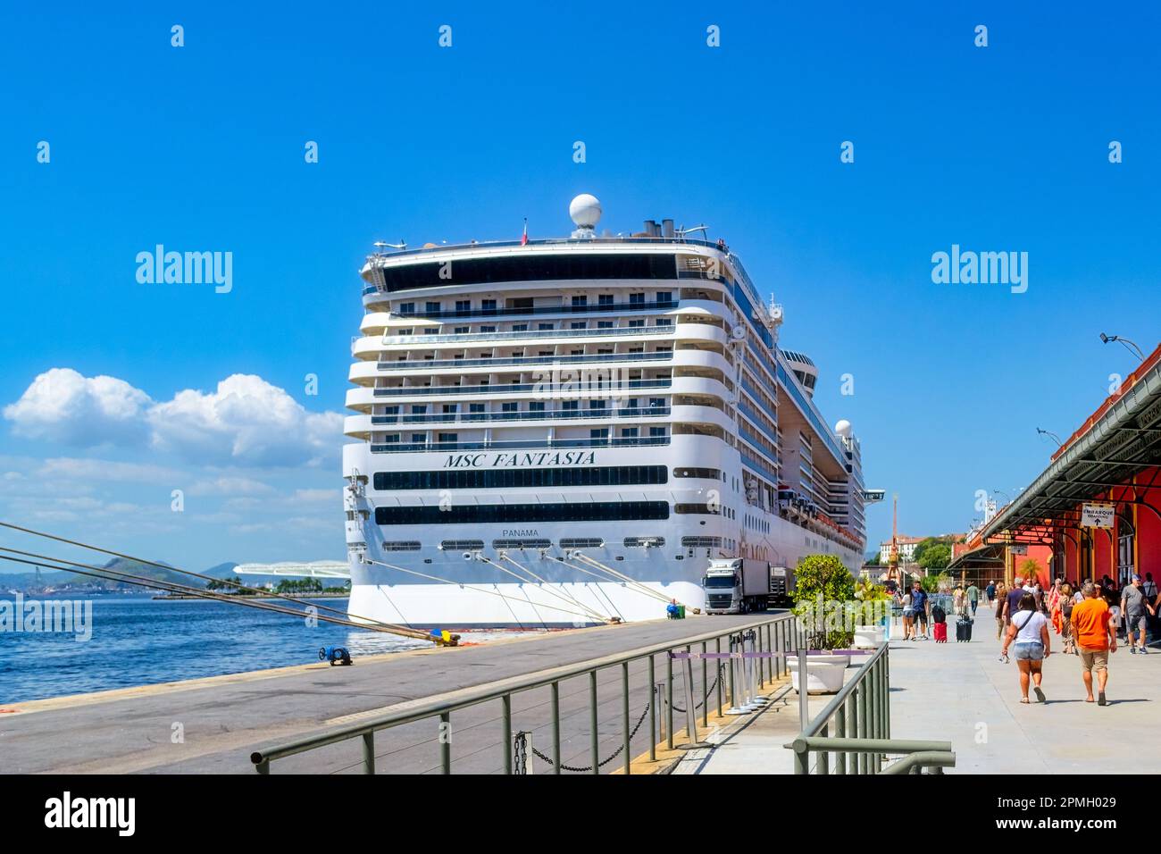 Rio de Janeiro, Brasile - 4 aprile 2023: Terminal delle navi da crociera. Persone che camminano verso la nave da crociera MSC Fantasia Vista posteriore di una crociera ormeggiata ad un capolinea Foto Stock