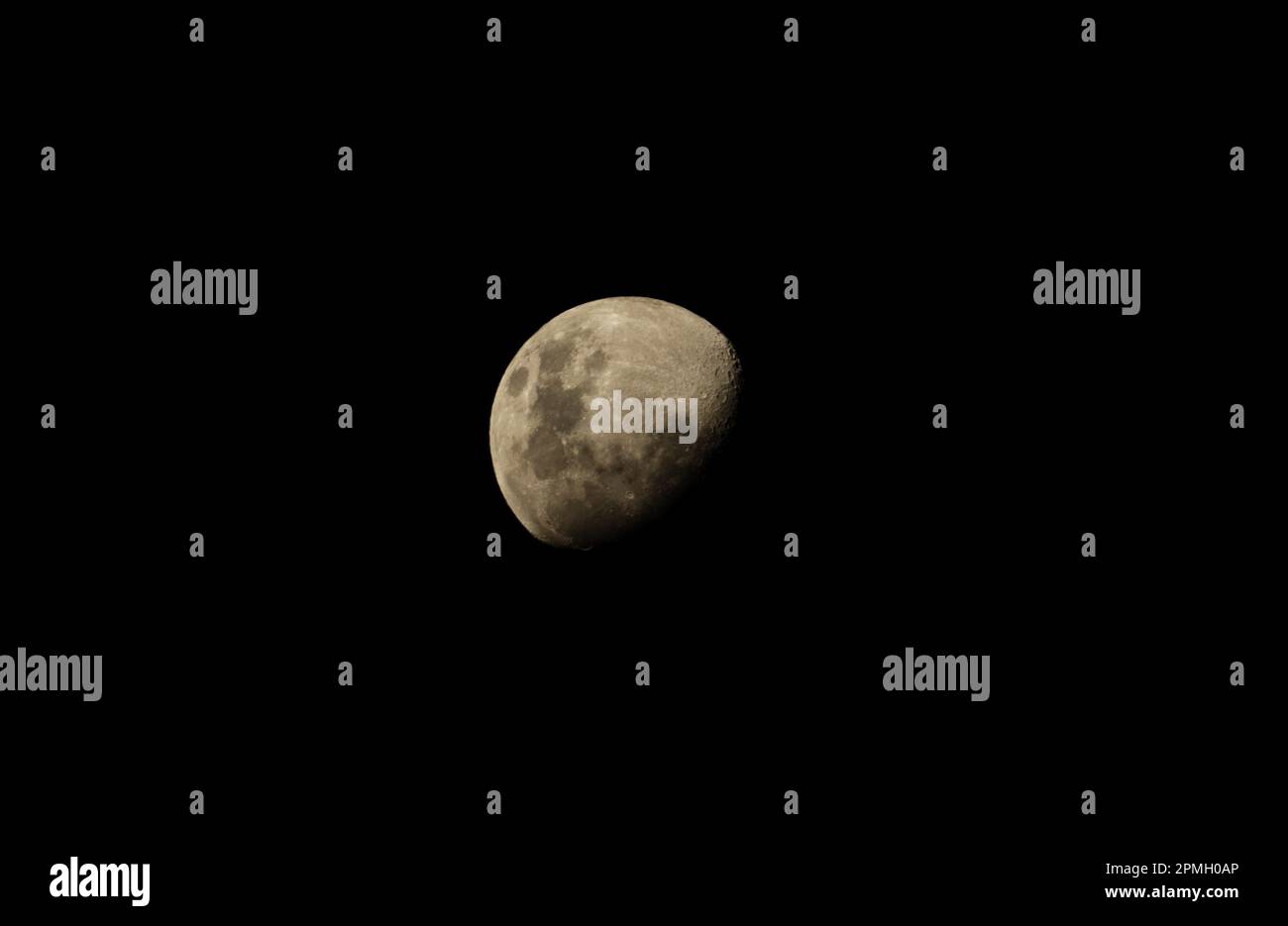 Cielo notturno con mezza luna su sfondo nero, astrologia cosmo lunare Foto Stock