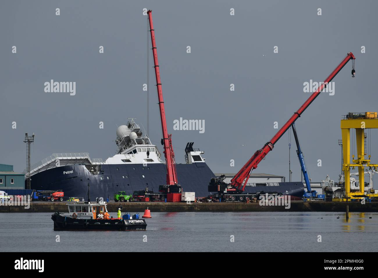 Edimburgo Scozia, Regno Unito 13 aprile 2023. Grandi gru rosse posizionate presso l'Imperial Dock vicino alla nave Petrel che si è ribaltata mentre era in dry dock nel mese di marzo. credito sst/alamy notizie dal vivo Foto Stock