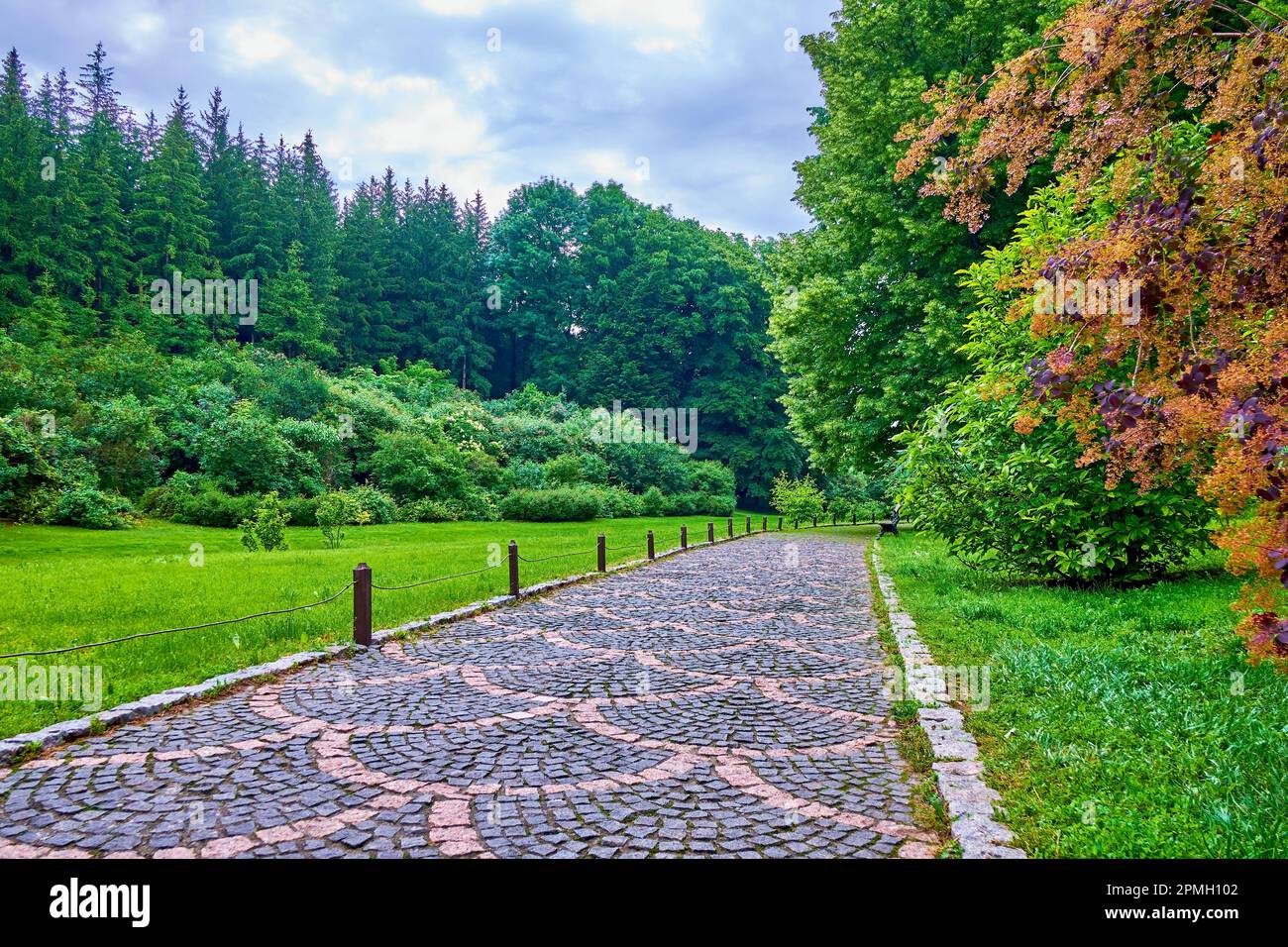 L'accogliente allyway nei dintorni di paesaggistico giardino, Sofiyivsky Park a Uman, Ucraina Foto Stock