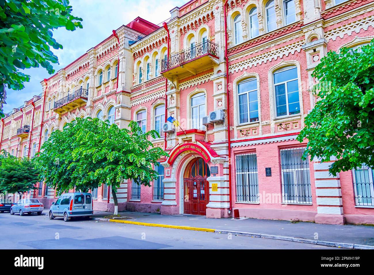 UMAN, UCRAINA - 16 GIUGNO 2021: L'ingresso principale all'Università pedagogica, il 16 giugno a Uman, Ucraina Foto Stock