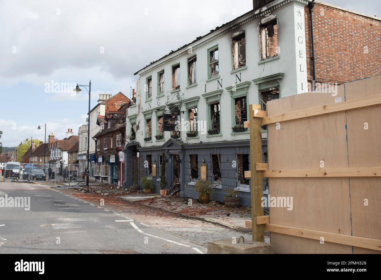 Danni provocati dal fuoco all'Angel Hotel e a tre negozi adiacenti, Midhurst, subiti nell'aprile 2023 Foto Stock