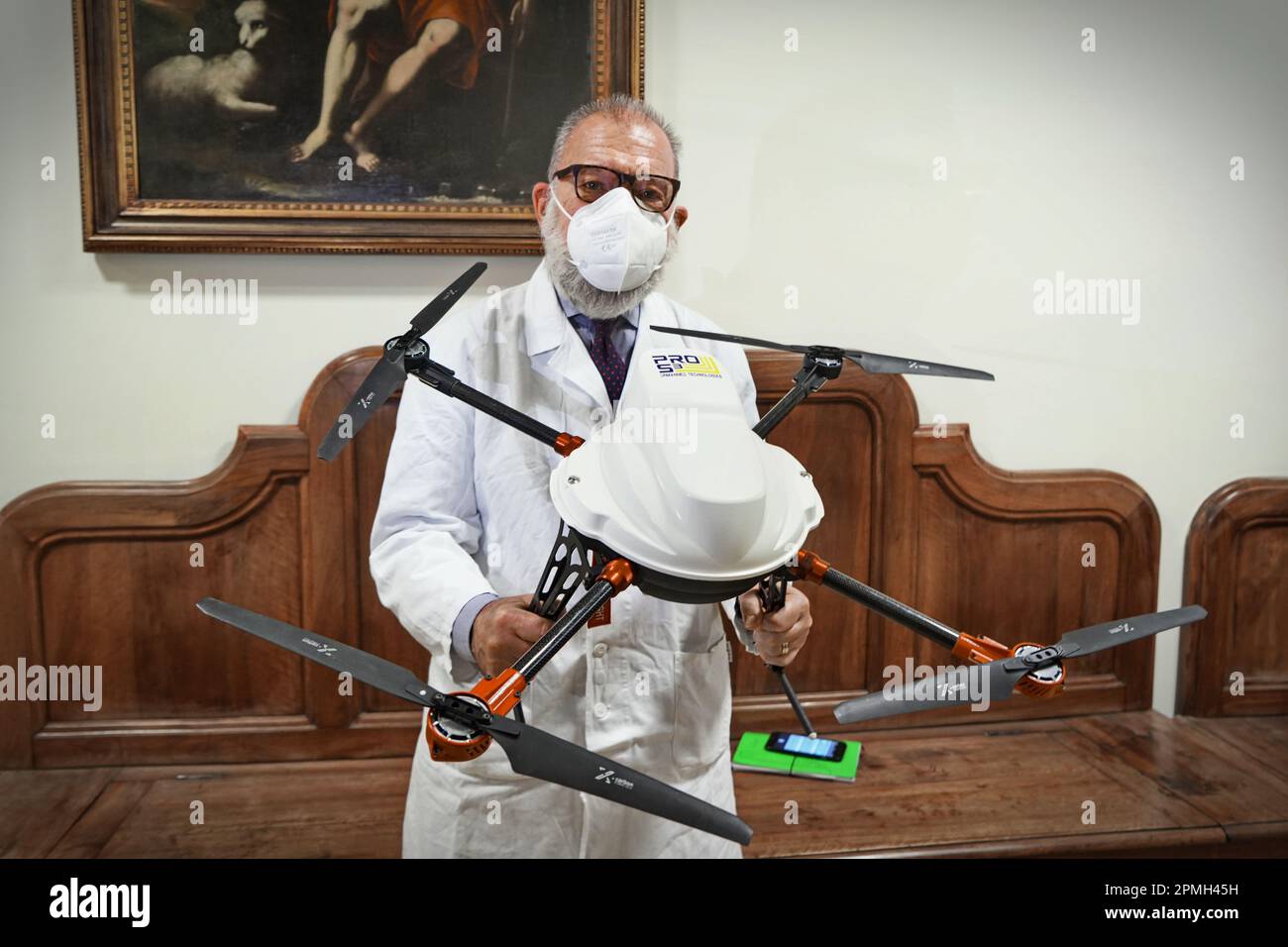 Un medico con un drone utilizzato nel settore sanitario, appositamente progettato per il trasporto di materiale biologico e organi per il trapianto. Torino, Italia - Aprile 20 Foto Stock
