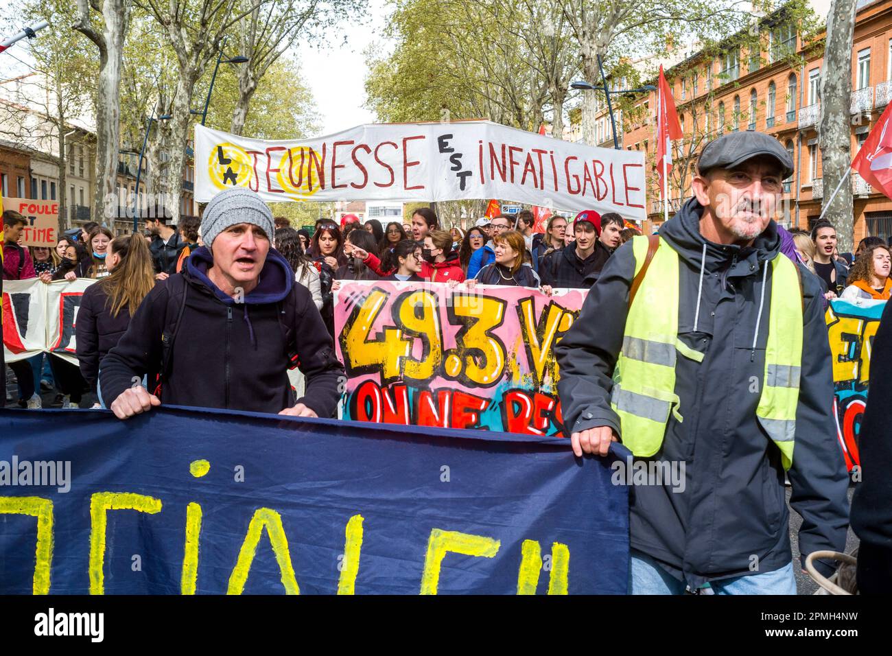 Tolosa, Francia. 13th Apr, 2023. La processione studentesca, con il vessillo Youth è instancabile, e 49,3. 12th° giorno di mobilitazione contro la riforma delle pensioni e contro l'uso di 49,3 da parte di Elisabeth Borne, primo ministro del governo di Emmanuel Macron. Francia, Tolosa il 13 aprile 2023. Foto di Patricia Huchot-Boissier/ABACAPRESS.COM Credit: Abaca Press/Alamy Live News Foto Stock