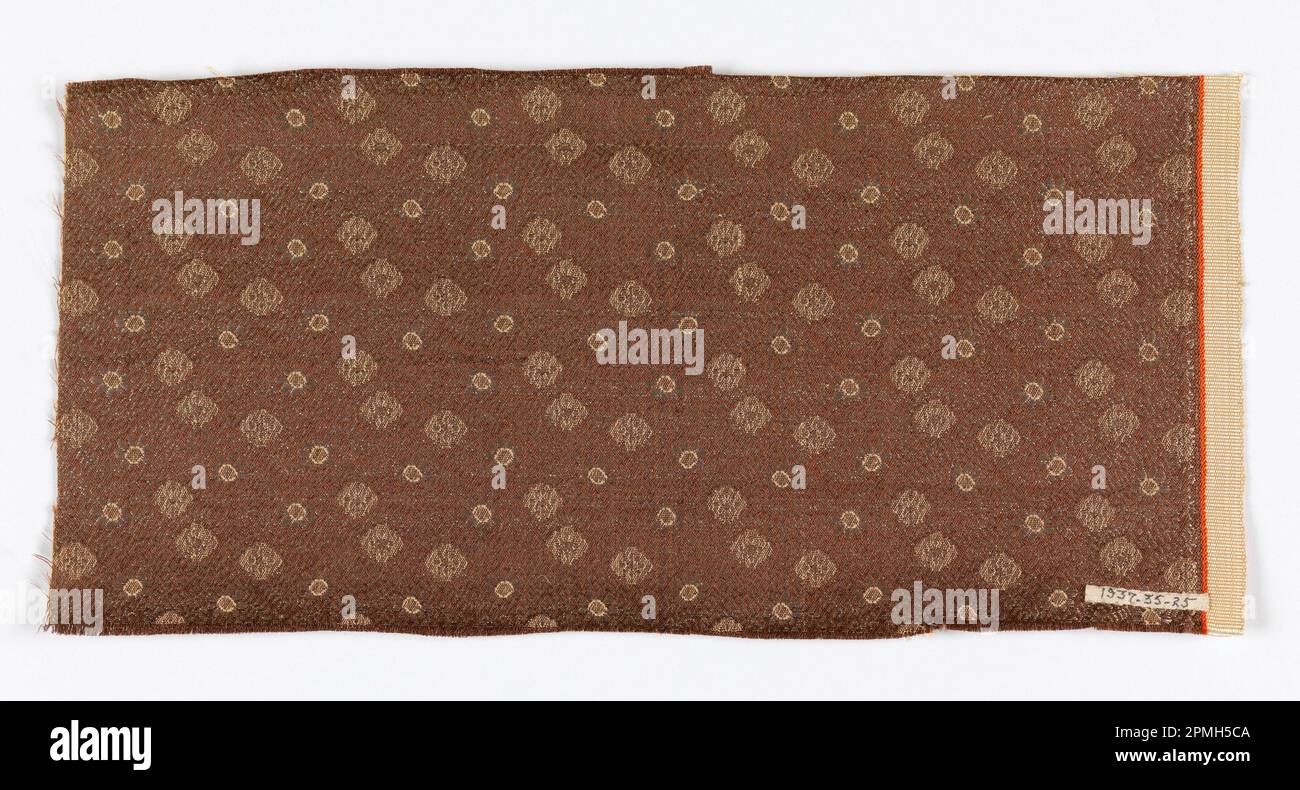 Tessuto (Giappone); seta; ordito x trama: 10,8 x 22,7 cm (4 1/4 x 8 15/16 pollici); 1937-35-25 Foto Stock