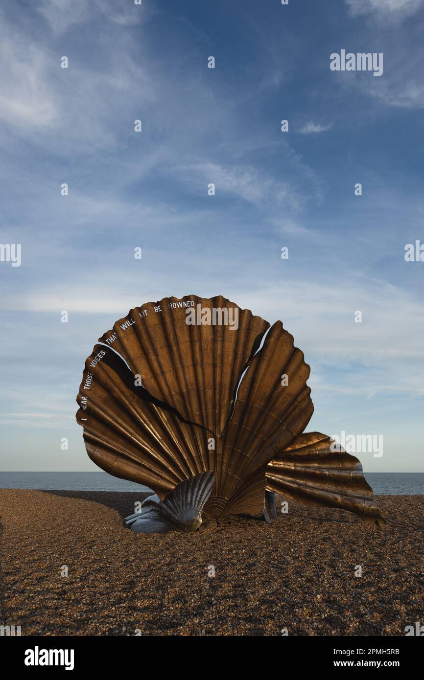 Artista britannico, scultura di Scallop di Maggi Hamblings alla spiaggia di Aldeburgh in Inghilterra. L'opera è un omaggio al compositore Benjamin Britten. Credit: Notizie SMP Foto Stock