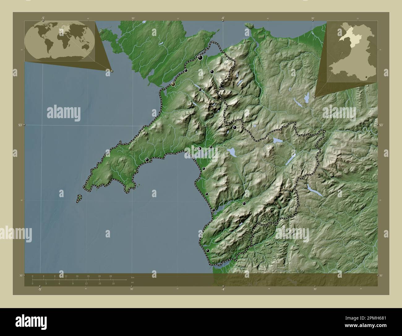 Gwynedd, regione del Galles - Gran Bretagna. Mappa dell'altitudine colorata in stile wiki con laghi e fiumi. Posizioni delle principali città della regione. Angolo a Foto Stock