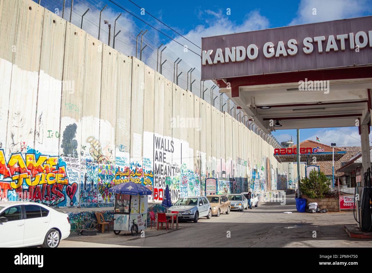 Una sezione del muro che divide israeliani e palestinesi nella Palestina di Betlemme Foto Stock