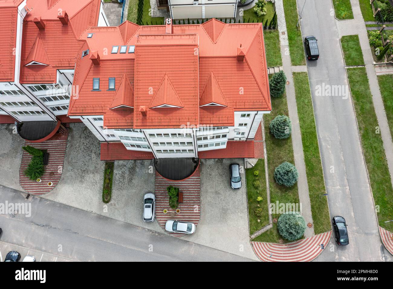 vista aerea di case residenziali con tetti rossi, alberi verdi su prato e auto parcheggiate. paesaggio urbano. Foto Stock