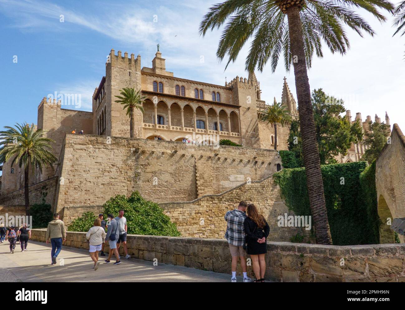 Palma di Maiorca, Spagna -30 marzo 2023. Vista sulla famosa attrazione turistica Palazzo reale Palau de la Almudaina a Palma di Maiorca, Foto Stock