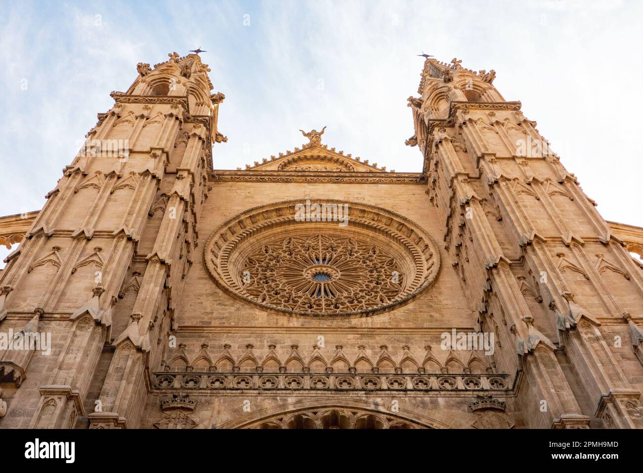 Palma di Maiorca, Spagna -30 marzo 2023. Vista sul rosone - famosa attrazione turistica la Seu Cattedrale a Palma di Maiorca, Foto Stock