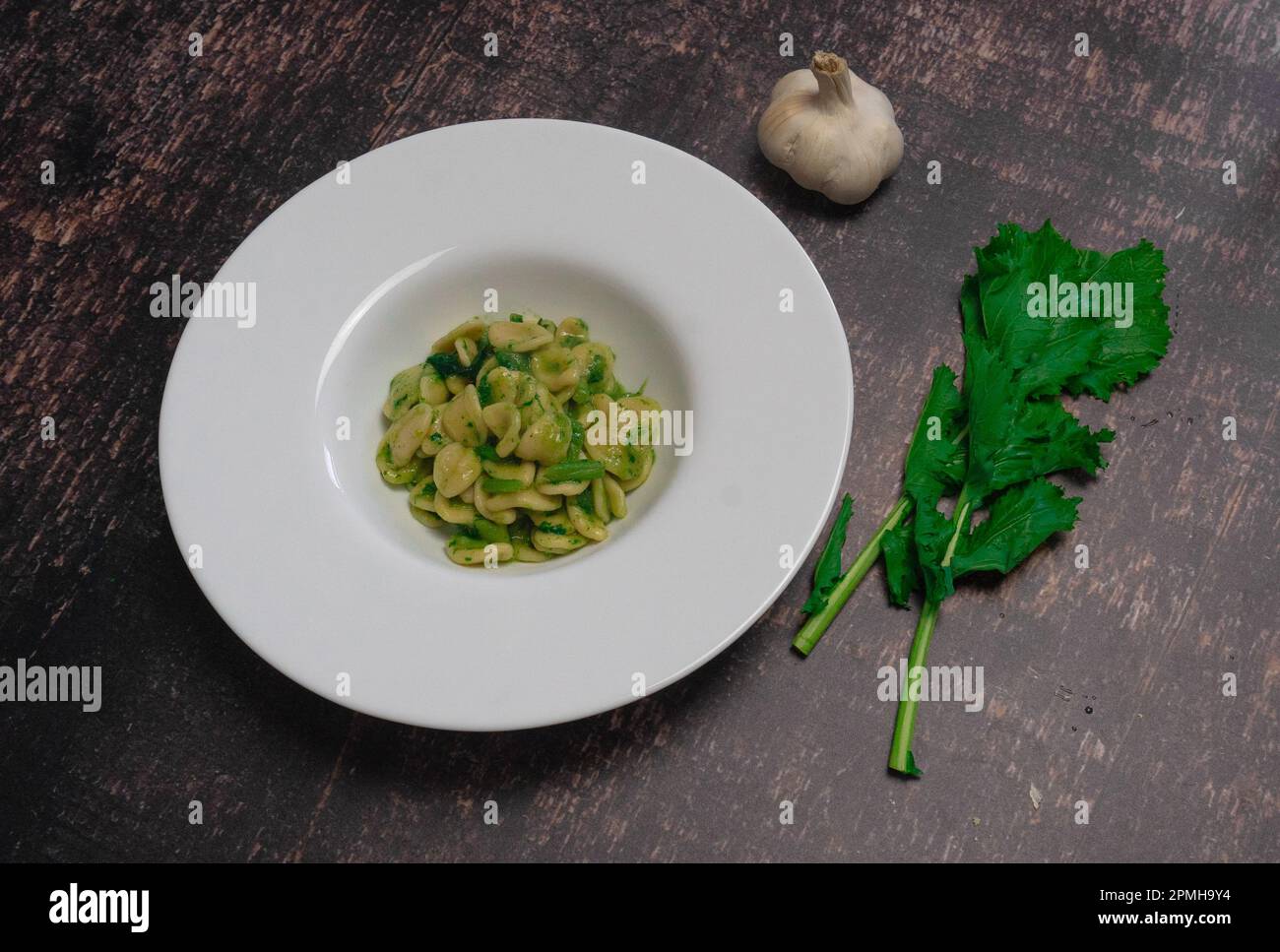 Piatto tipico della cucina italiana, orecchiette con verdure di rapa. Orecchiette con cime di rapa Foto Stock