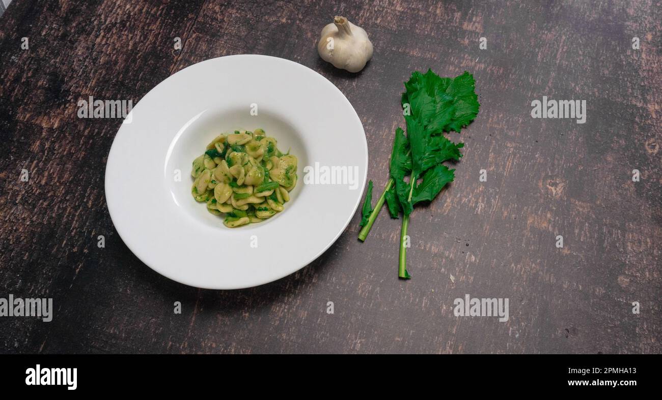 Piatto tipico della cucina italiana, orecchiette con verdure di rapa. Orecchiette con cime di rapa Foto Stock