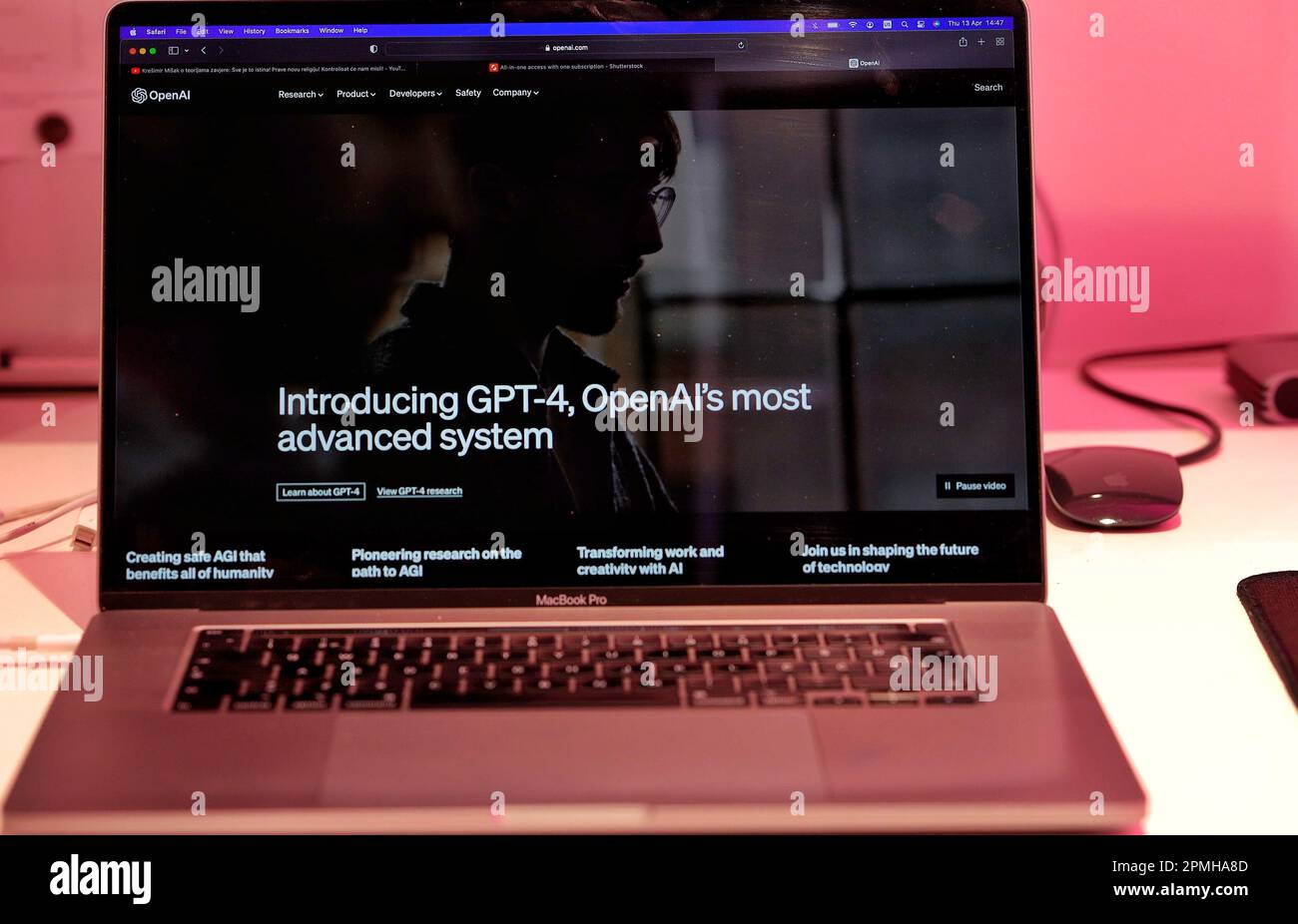 Connessione con l'intelligenza artificiale e utilizzo di una chat GPT Foto Stock