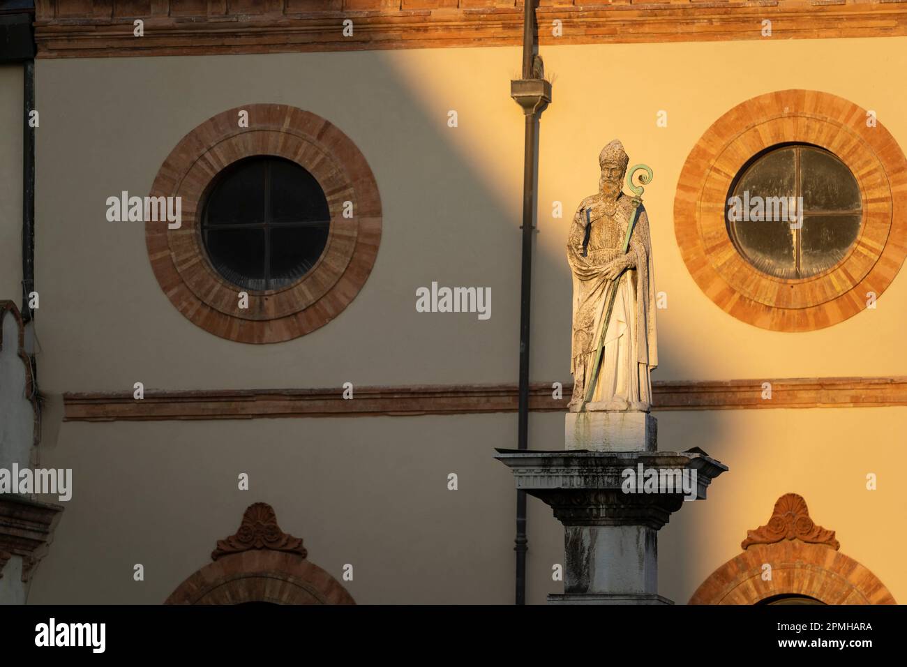 Il sole illumina la statua di Sant'Apollinare , foto orizzontale, Piazza del Popolo ,Ravenna,Italia Foto Stock