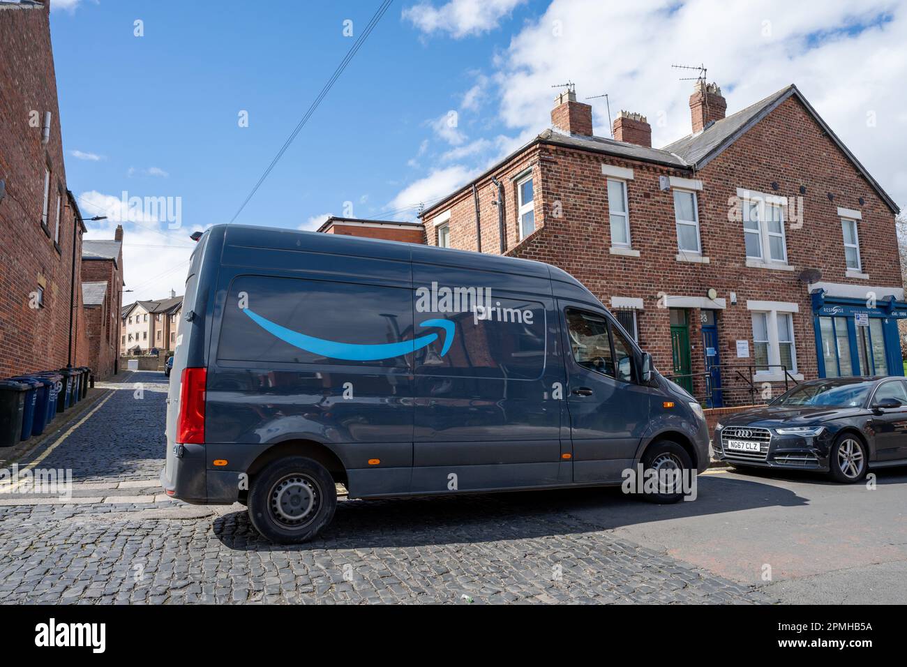 Un furgone Amazon in una strada suburbana a Newcastle upon Tyne, Regno Unito. Foto Stock