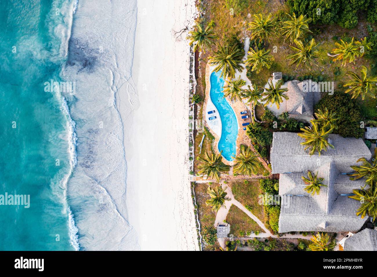 Resort di lusso con piscina su una spiaggia orlata di palme, vista aerea, Zanzibar, Tanzania, Africa orientale, Africa Foto Stock