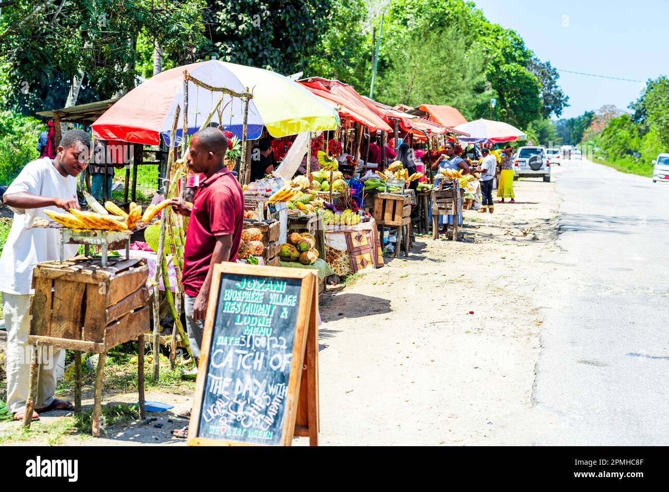 Gente che vende frutta in un mercato di strada, Zanzibar, Tanzania, Africa orientale, Africa Foto Stock