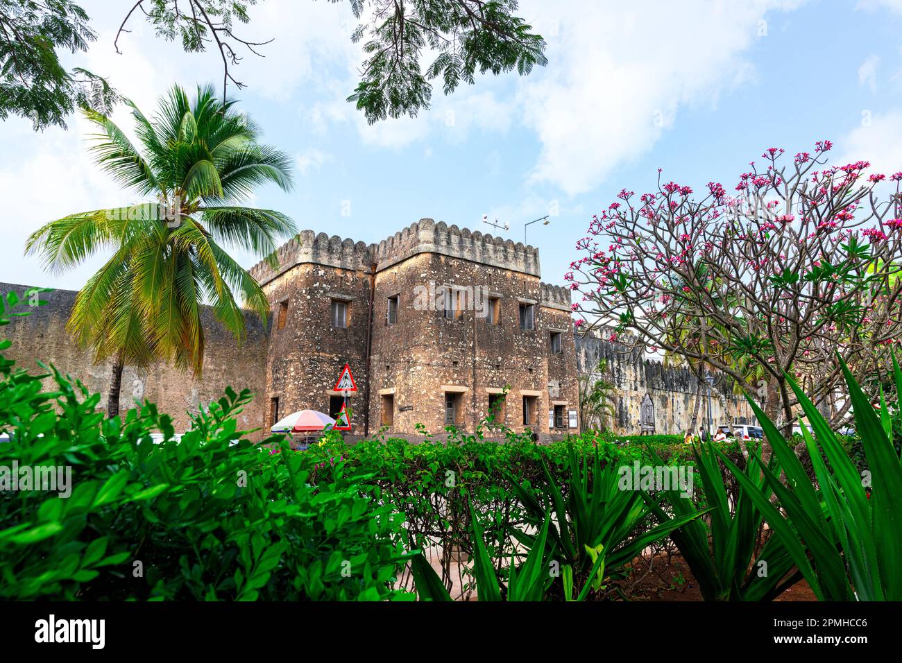 Il Forte Vecchio, fortezza araba a Stone Town, patrimonio dell'umanità dell'UNESCO, Zanzibar, Tanzania, Africa Orientale, Africa Foto Stock