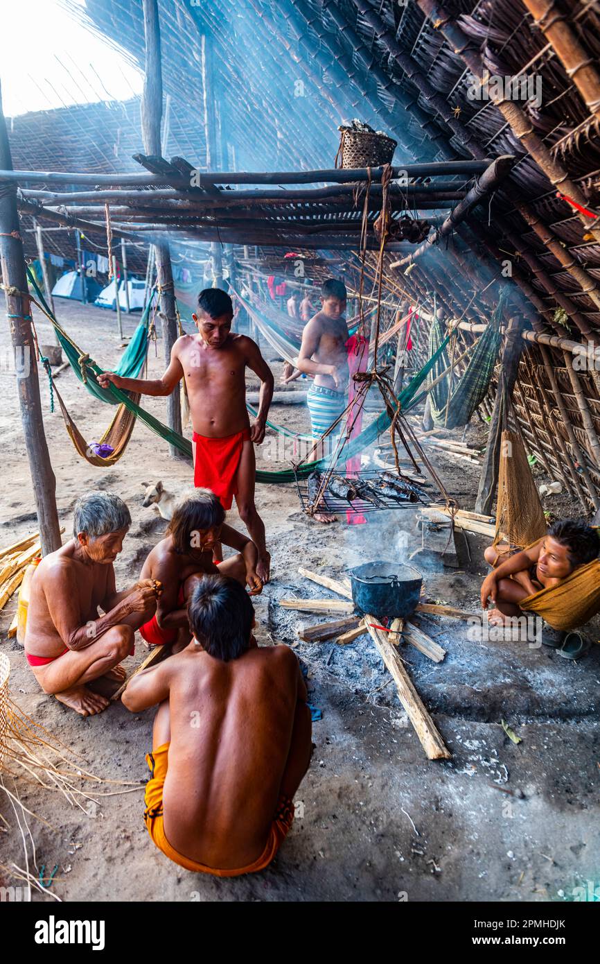 Popolo tribale Yanomani nel loro tradizionale Shabono, tetto rettagonale, tribù Yanomami, Sud del Venezuela, Sud America Foto Stock