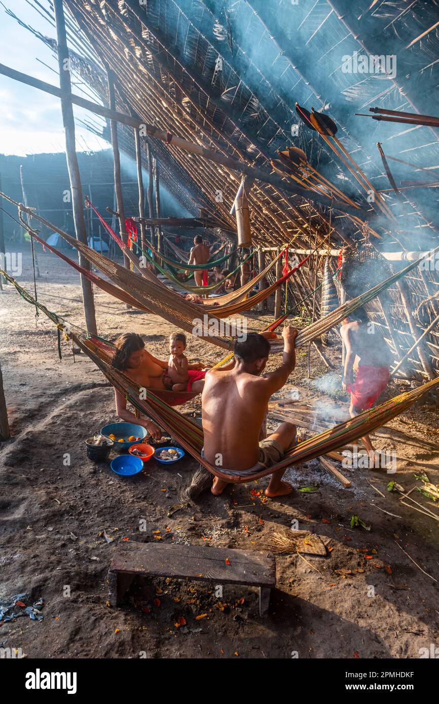 Popolo tribale Yanomani nel loro tradizionale Shabono, tetto rettagonale, tribù Yanomami, Sud del Venezuela, Sud America Foto Stock