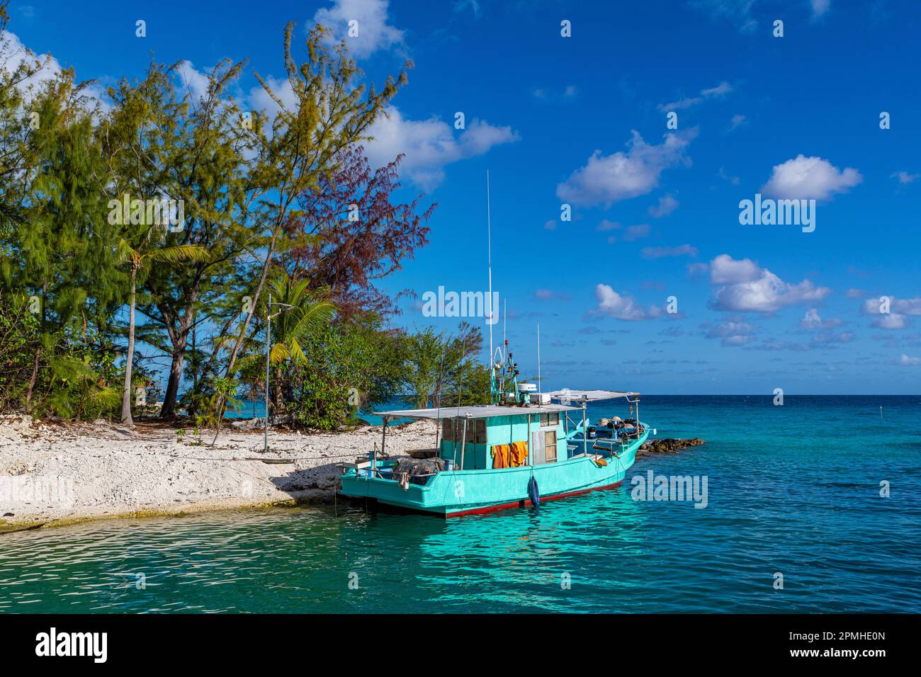 Imbarcazione dipinta di blu, atollo di Rangiroa, Tuamotus, Polinesia francese, Pacifico del Sud, Pacifico Foto Stock