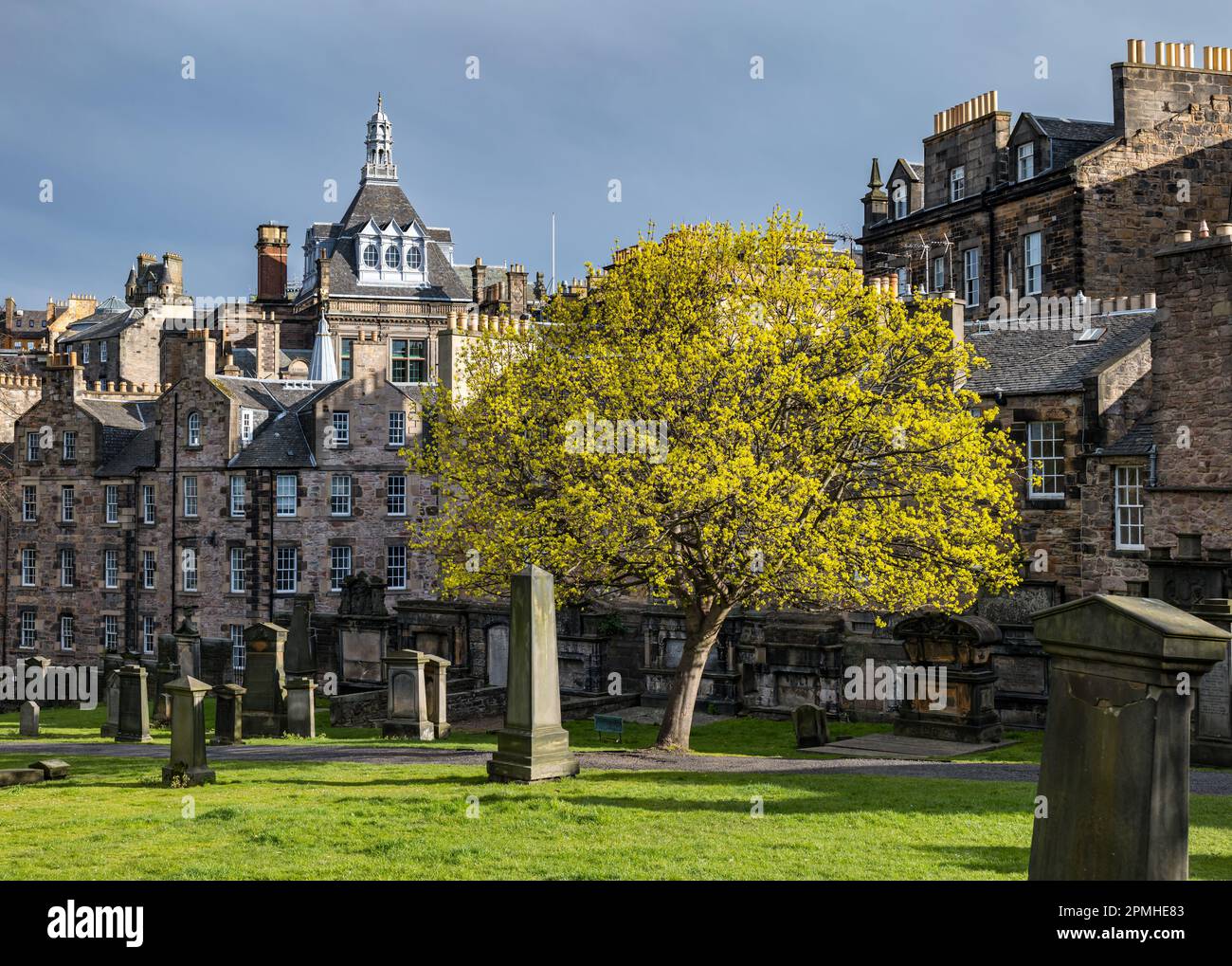 Vista dal sagrato di Greyfriar con vecchie tombe alla cusciera della Biblioteca Centrale di Edimburgo, Scozia, Regno Unito Foto Stock