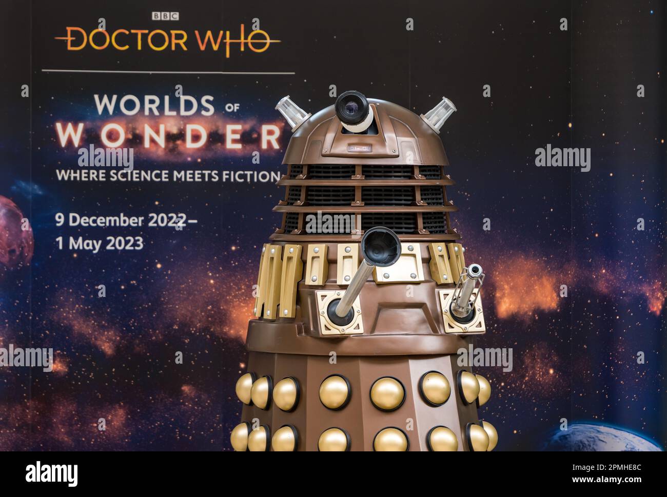 Un dottor Who Dalek e poster in mostra, National Museum of Scotland, Edimburgo, Regno Unito Foto Stock