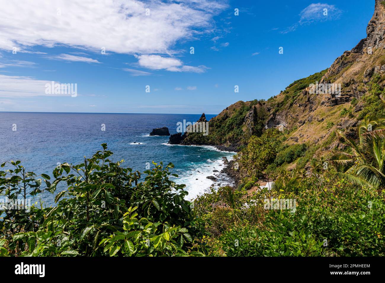 La costa rocciosa dell'isola di Pitcairn, British Overseas Territory, South Pacific, Pacific Foto Stock
