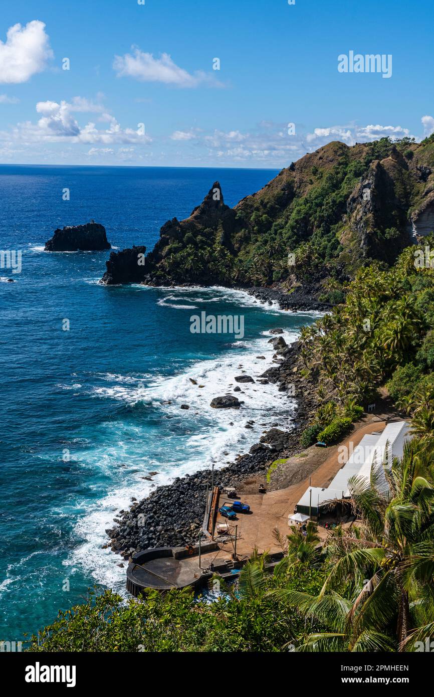 Vista sulla costa rocciosa dell'isola di Pitcairn, del territorio britannico d'oltremare, del Pacifico meridionale e del Pacifico Foto Stock