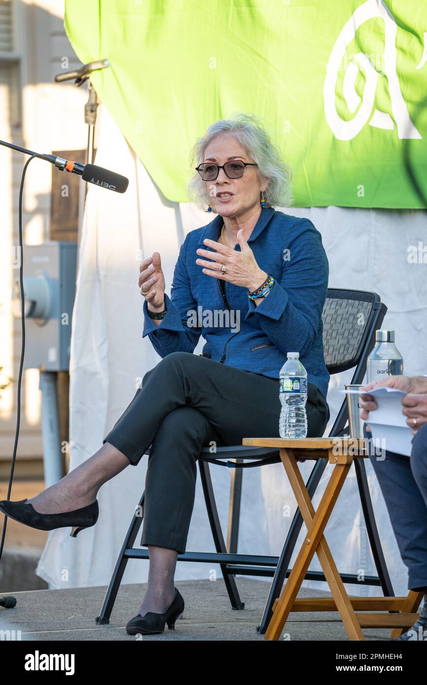 L'ex ambasciatore ucraino Marie Yovanovitch parla ad Alessandria Virginia durante la prima tappa del suo tour del libro. Foto Stock